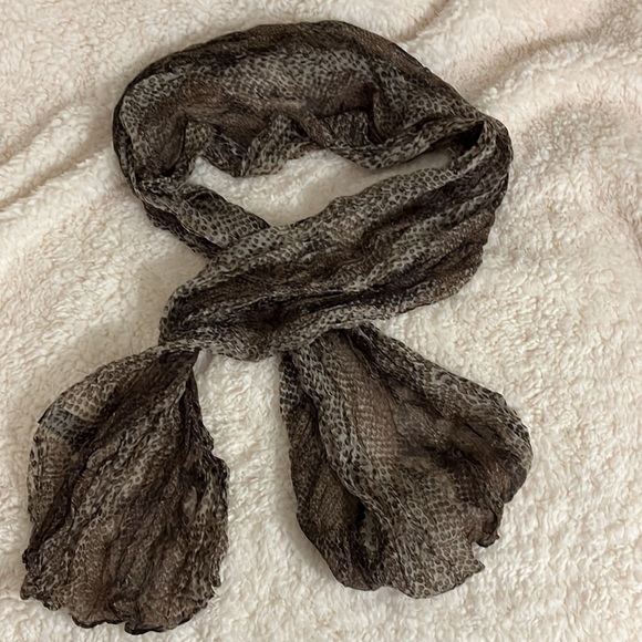 Brown leopard print scarf - Picture 5 of 6